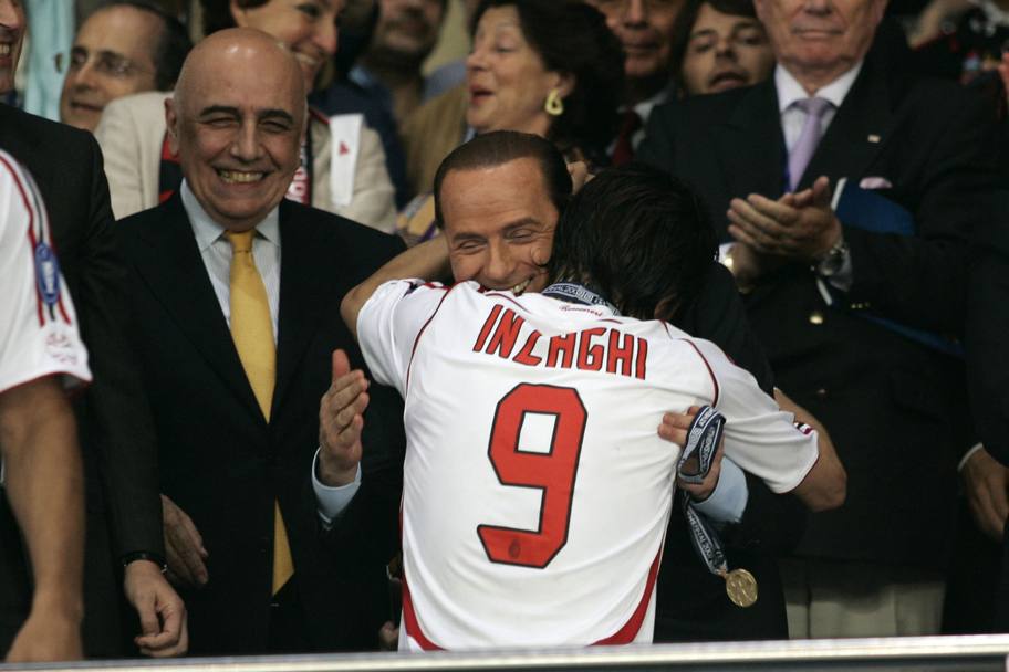 L’abbraccio di Inzaghi al presidente Berlusconi sotto lo sguardo sorridente di Galliani (Sportimage).